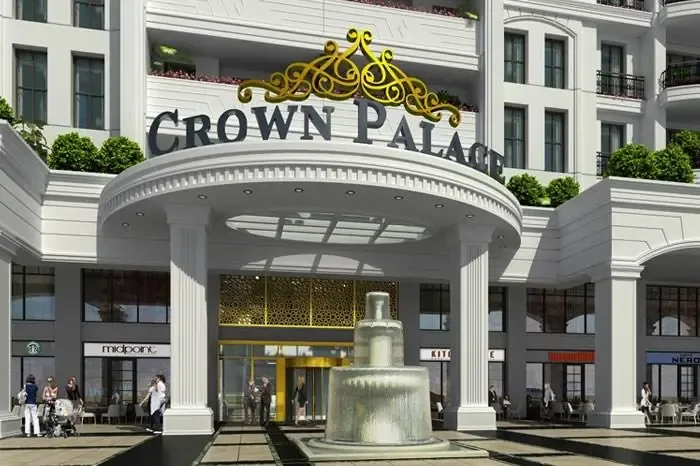 Babacan Crown Palace ana girişi, kolonları ve dekoratif çeşmesi