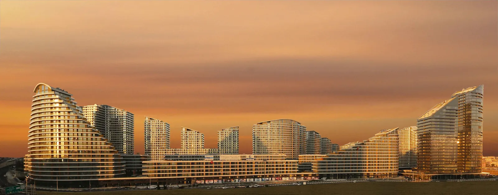 Batışehir yerleşkesinin gün batımında panoramik cephe görünümü