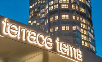 Terrace Tema projesinin gece aydınlatmalı giriş tabelası
