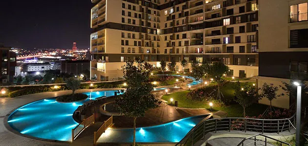 Terrace Tema peyzaj alanları ve gece aydınlatmalı açık yüzme havuzları