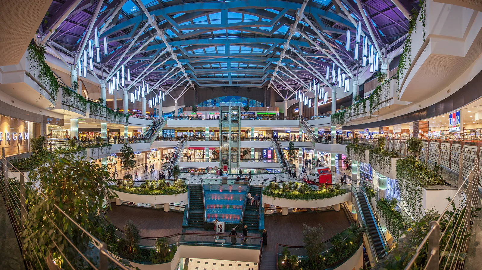 Mall of İstanbul iç mekânındaki katlar, yürüyen merdivenler ve çatı strüktürü