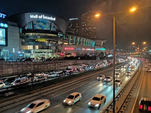 Mall of İstanbul dış cephesi ve TEM bağlantı yolunun gece görünümü