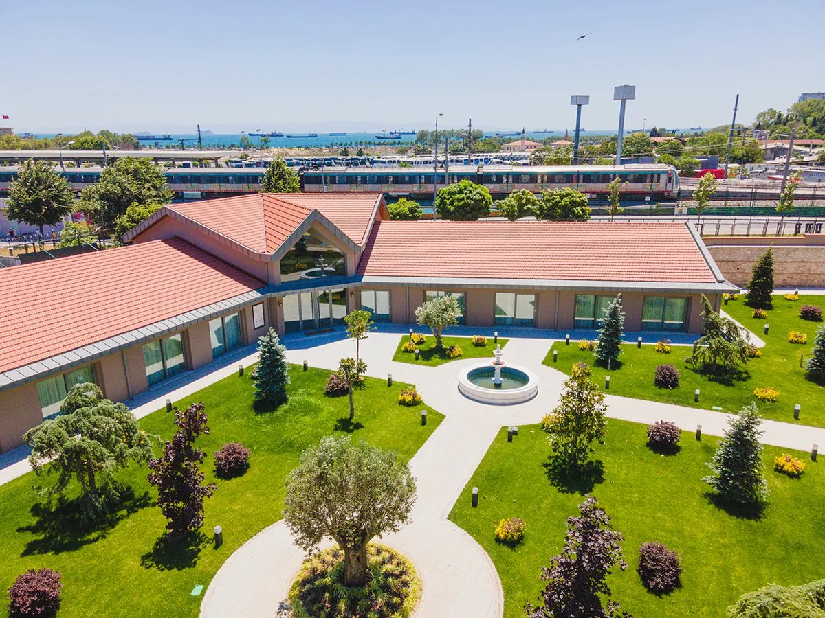 Surp Pırgiç Ermeni Hastanesi bahçesi, çeşmesi ve Marmaray hattı