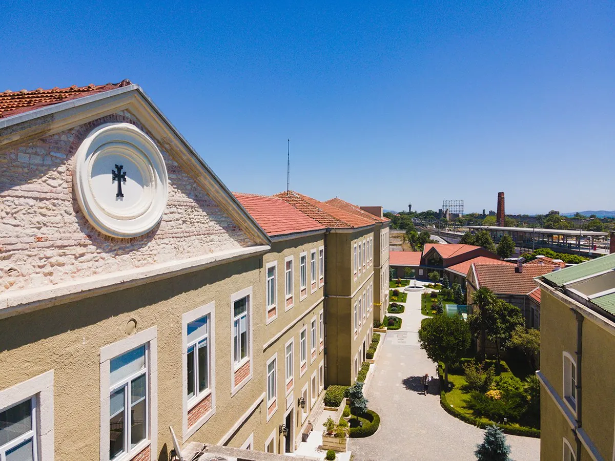 Surp Pırgiç Ermeni Hastanesi'nin restore edilen tarihî cephesi ve iç yolu